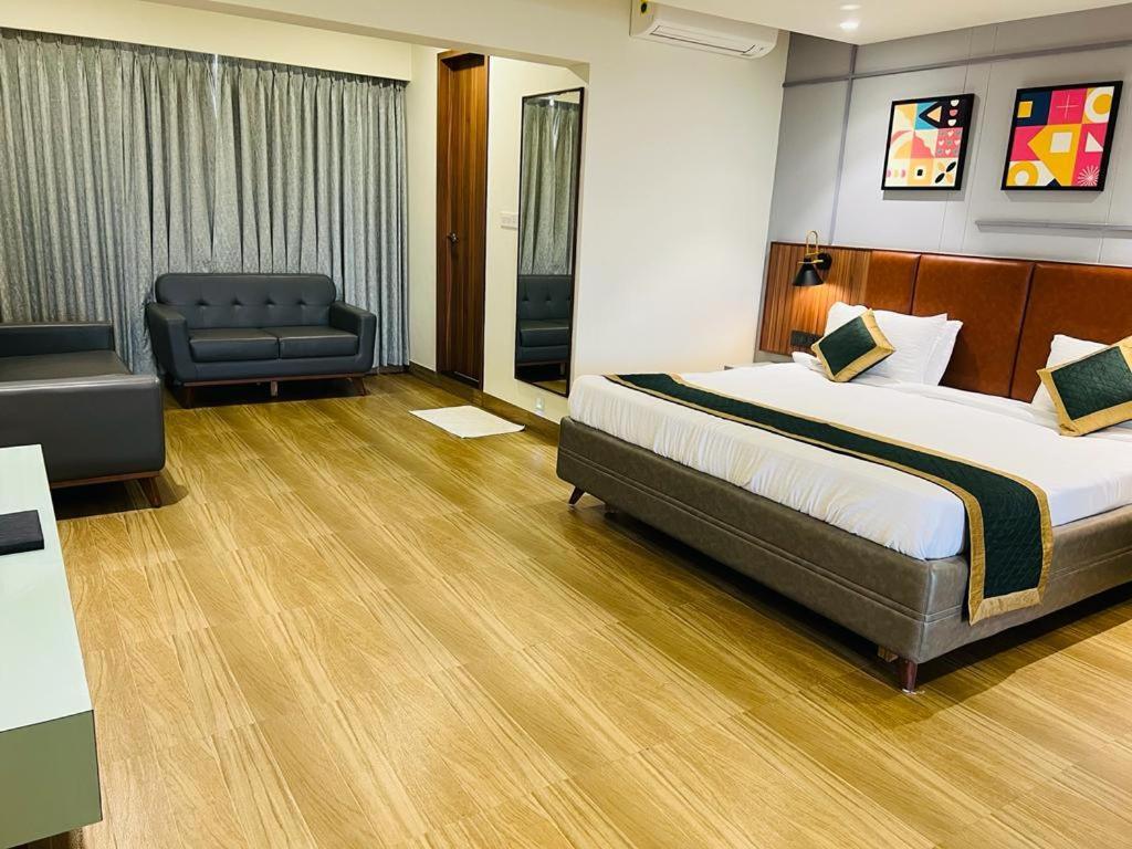 The Lemon Grass Hotel Gandhinagar Esterno foto