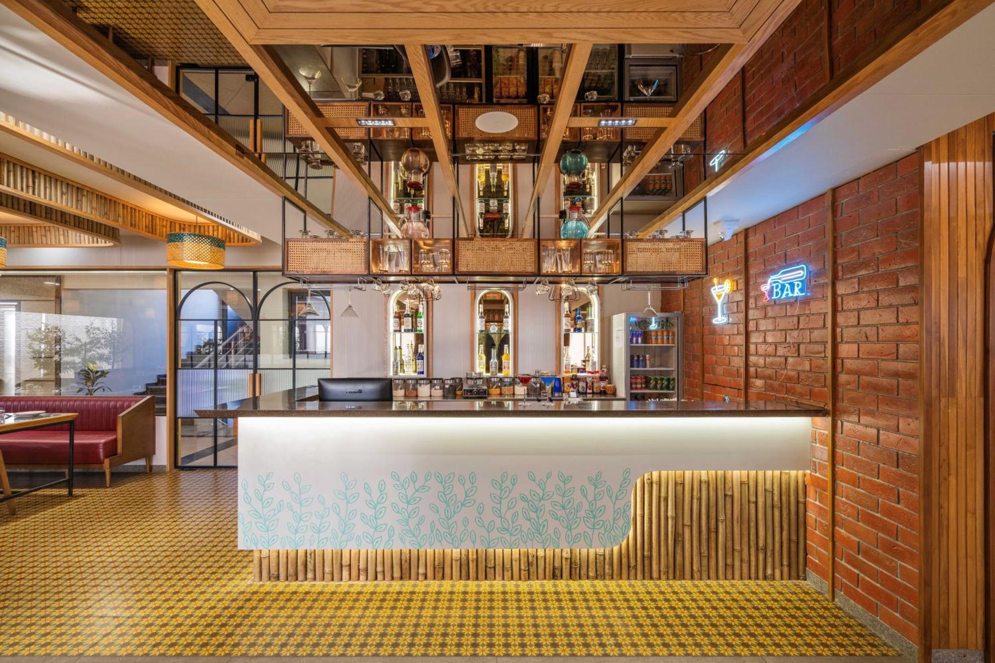 The Lemon Grass Hotel Gandhinagar Esterno foto